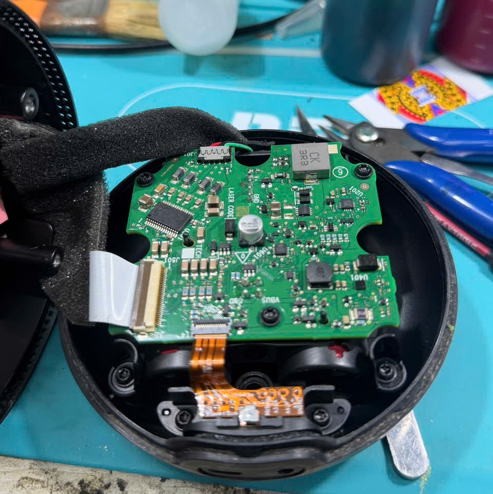 Bo mạch bên trong loa Bose Revolve